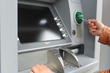 Geld am Automaten holen